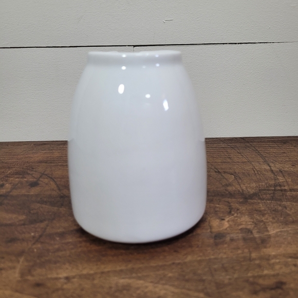 EUC Crate&Barrel White Ceramic Creamer w/out Handle - Picture 2 of 8